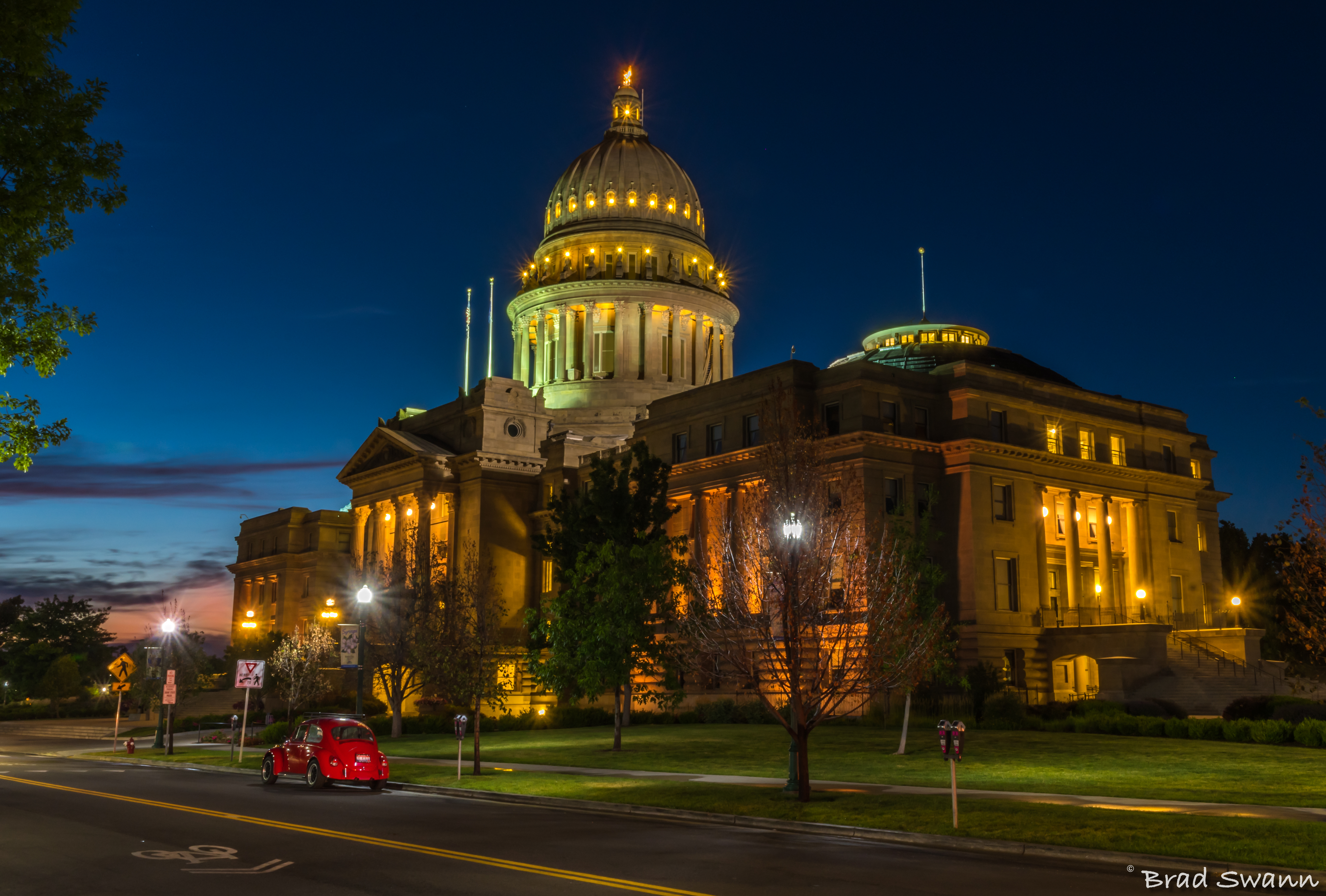 Mirror image of Idaho Capitol Building